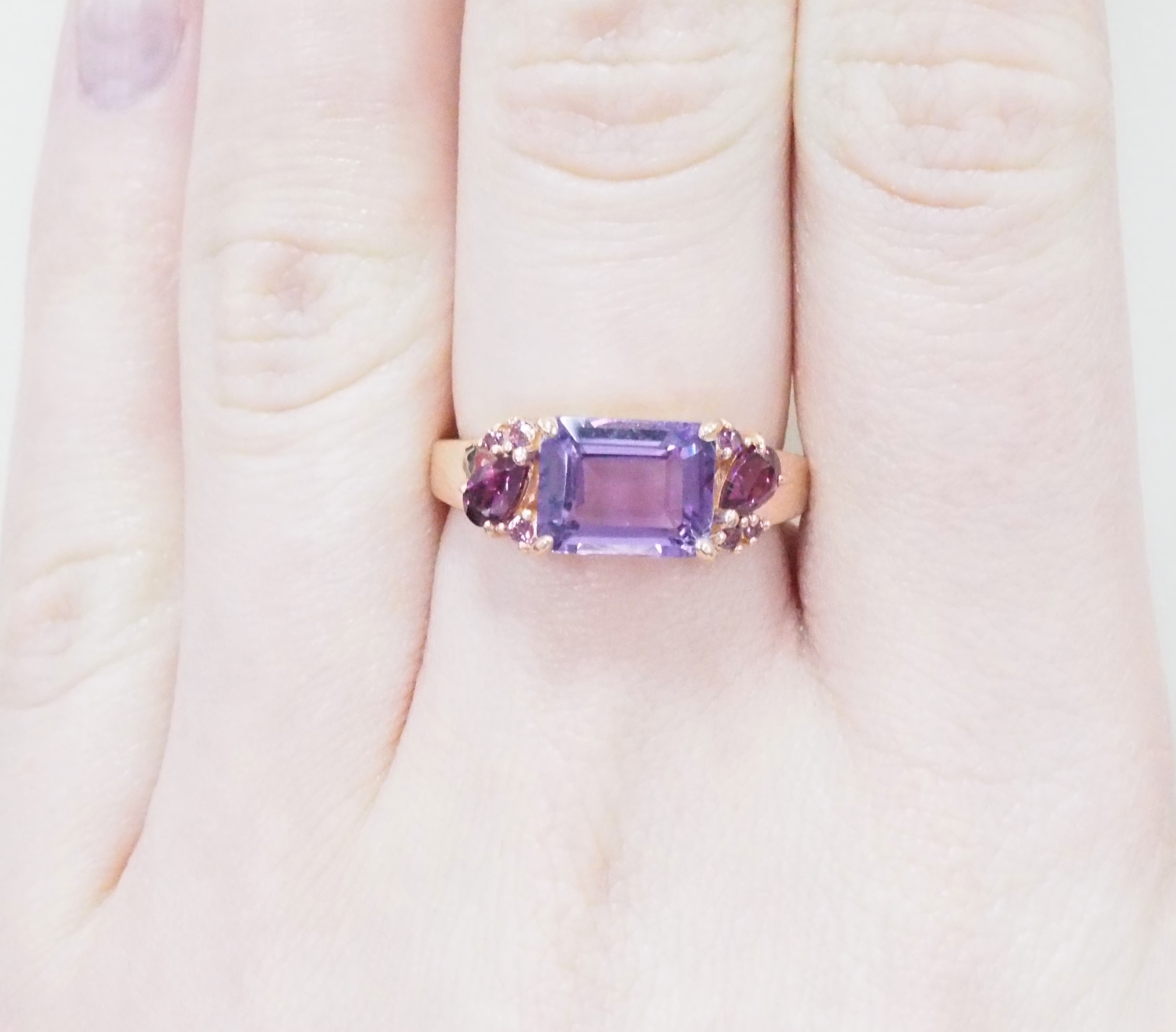 Серебряное кольцо 925 пробы; вставки 1 Аметист; 8 Родолит;